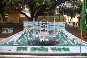 কারাগারে প্রবেশ করতেই চোখে পড়ে এই কারুকর্মটি