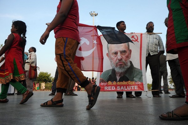 bn-qy566_castro_p_20161126101505