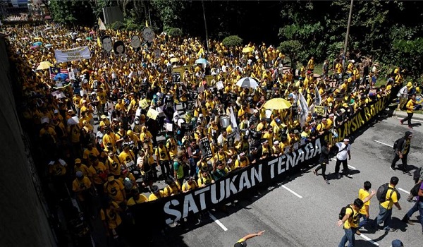 মালয়েশিয়ার রাজপথে হলুদ টি-শার্ট পরে বিক্ষোভ
