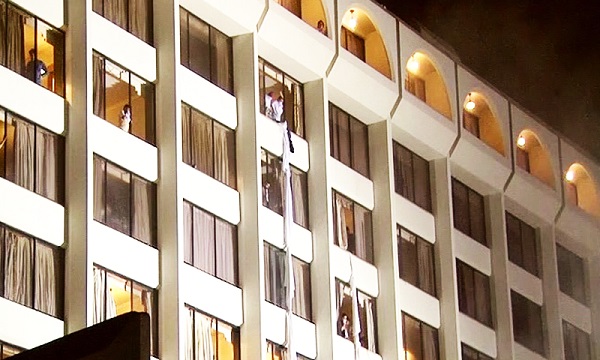 উঁচুতলা থেকে পর্দা বেয়ে জানালা দিয়ে নামার চেষ্টা করেন অনেকে