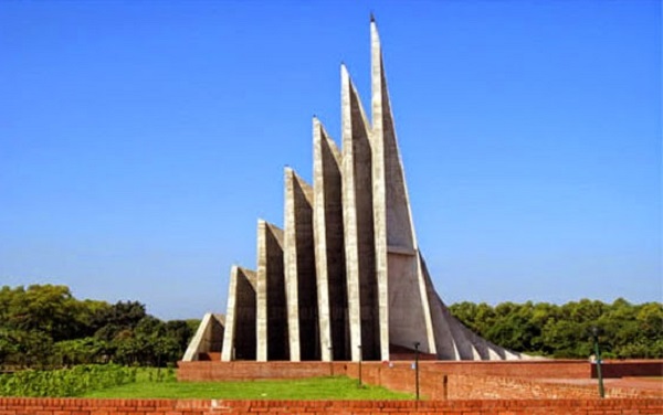 একপাশ থেকে জাতীয় স্মৃতিসৌধ এমন দেখা যায়