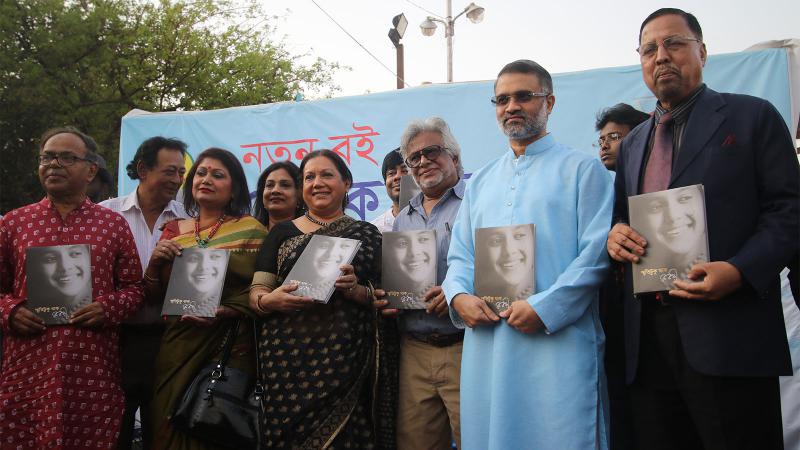 সোহরাওয়ার্দি উদ্যানে কবরীর ‘স্মৃতিটুকু থাক’ বইয়ের প্রকাশনা অনুষ্ঠানে লেখক ও অতিথিরা