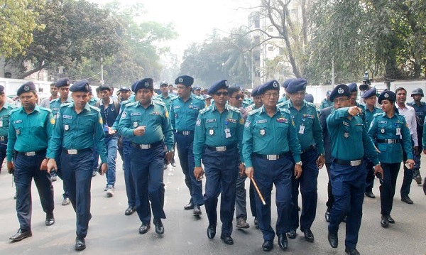 শহীদ মিনারের নিরাপত্তা পরিস্থিতি তদারকি করেন ডিএমপি কমিশনার
