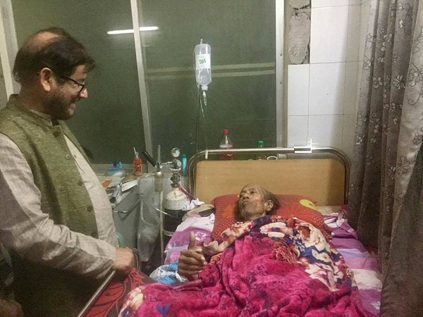 সংস্কৃতিমন্ত্রী আসাদুজ্জামান নুরের সঙ্গে কথা বলছেন লাকী আখান্দ