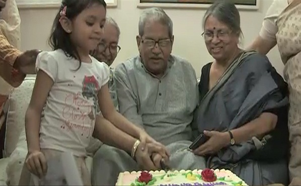 ঘরোয়াভাবে অধ্যাপক আনিসুজ্জামানের জন্মদিন উদযাপন করা হলো আজ