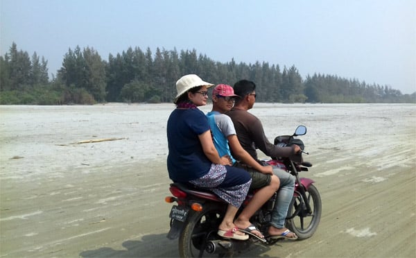কুয়াকাটা সৈকতে ঘুরতে গেলে মোটরসাইকেলে অবশ্যই উঠতে হয়, না হলে সহজে পৌঁছানো যায় না স্পটগুলোতে