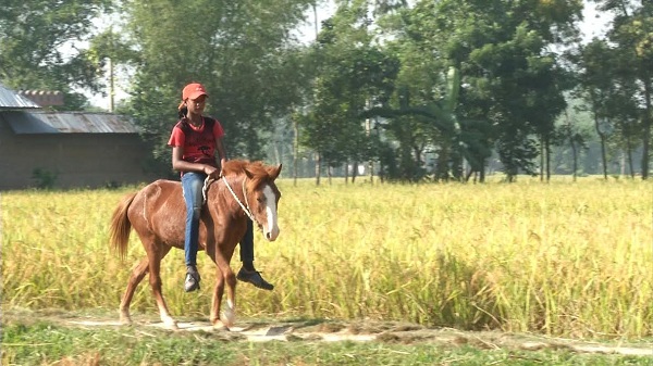 ‘অশ্বারোহী তাসমিনা’ চলচ্চিত্রের একটি দৃশ্য
