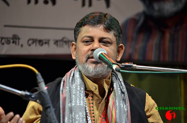 গান পরিবেশন করছেন ভারতের শুভপ্রসাদ নন্দী মজুমদার।