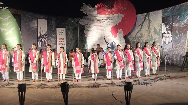 মৈত্রী শিশুদলের মনমুগ্ধকর পরিবেশনা।