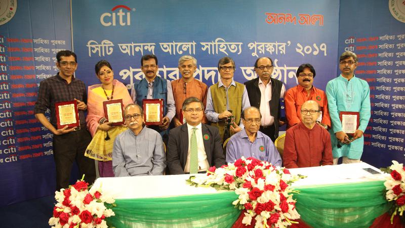 চ্যানেল আই স্টুডিওতে পুরস্কারপ্রাপ্তদের সঙ্গে অতিথিরা