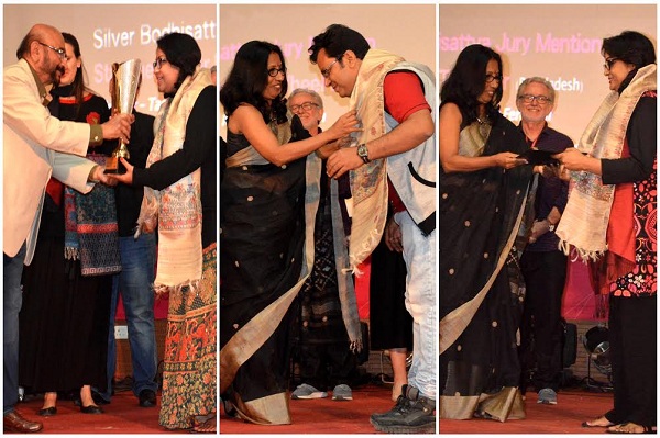 জুরিদের কাছ থেকে পুরস্কার গ্রহণ করছেন বাংলাদেশি তিন নির্মাতা