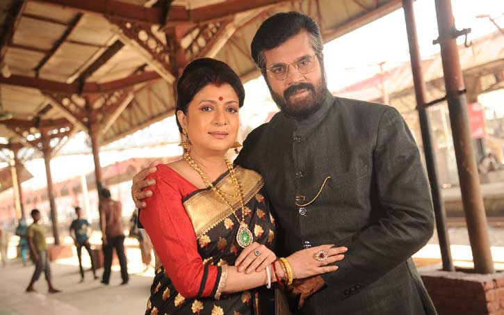 ‘হঠাৎ​ দেখা’ ছবির দৃশ্যে দেবশ্রী রায় ও ইলিয়াস কাঞ্চন