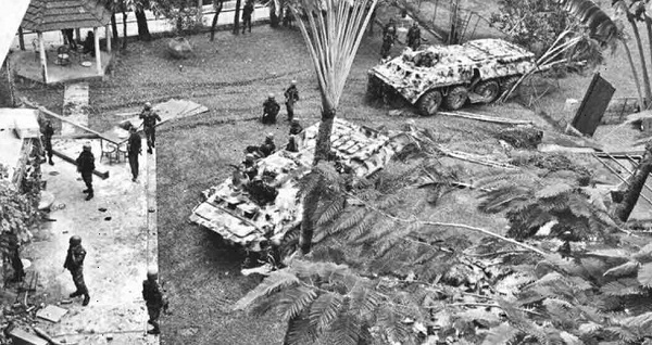 গুলশানের হলি আর্টিজানে জঙ্গিদের বিরুদ্ধে কমান্ডো অভিযান