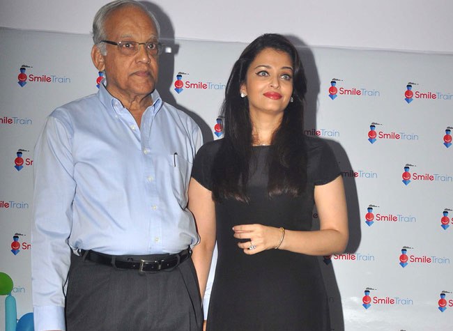 বাবা কৃষ্ণরাজ রাইয়ের সঙ্গে ঐশ্বরিয়া রাই বচ্চন