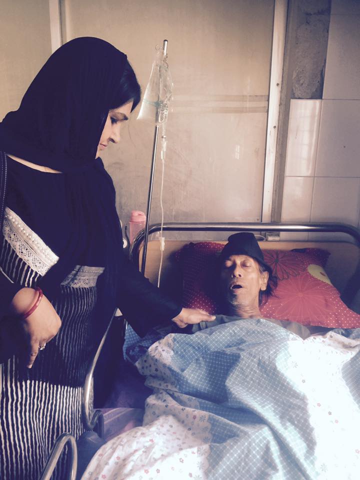 হাসপাতালে লাকী আখান্দের বেডের পাশে সামিনা চৌধুরী