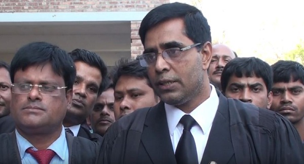 আইনজীবীরা সাংবাদিকদের ব্রিফ করছেন