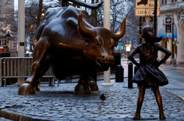 জনপ্রিয় প্রতীকী নির্ভীক কিশোরী মূর্তি