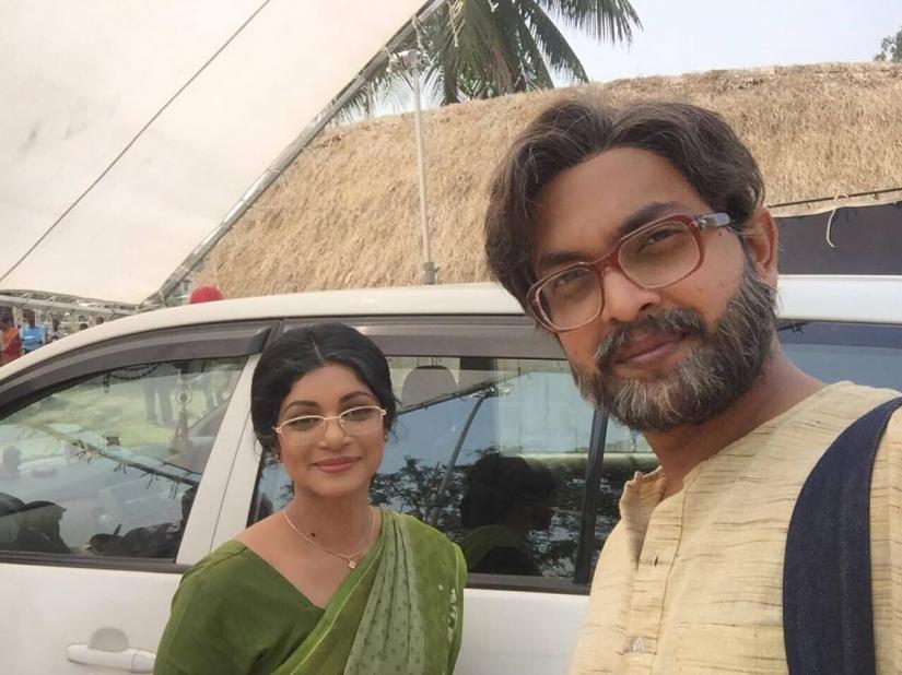 ‘এপার ওপার’ ছবির শুটিংয়ের ফাঁকে সেলফি