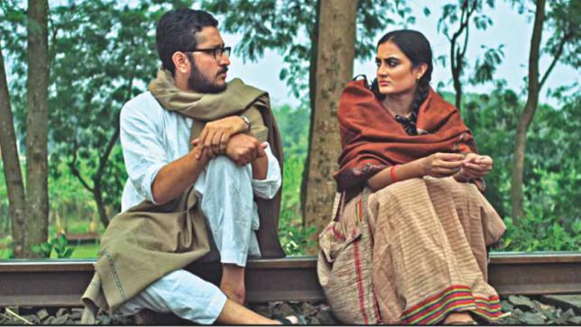 ‘ভুবনমাঝি’ ছবিতে পরমব্রত চট্টোপাধ্যায় ও অপর্ণা