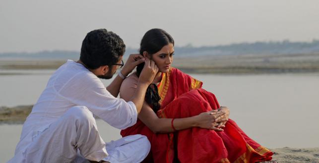 ‘ভুবন মাঝি’ ছবিতে পরমব্রত চট্টোপাধ্যায় ও অপর্ণা