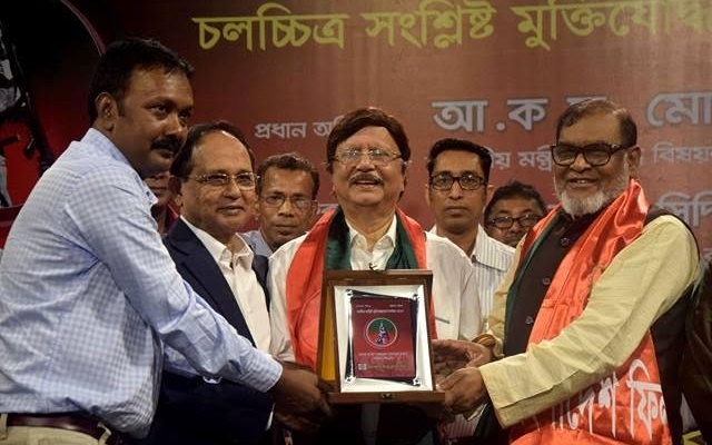অভিনেতা, প্রযোজক ও পরিচালক মাসুদ পারভেজ সোহেল রানাকে সম্মাননা দেওয়া হচ্ছে