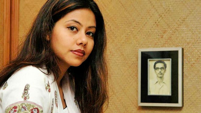 বাবা শহীদুল্লাহ কায়সারের ছবির সামনে শমী কায়সার