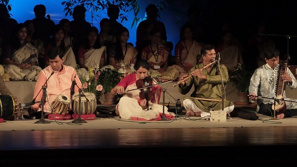 শ্রোদের মুগ্ধ করে রাখে এই বাদ্য পরিবেশনা।