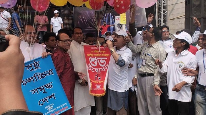 বেলুন উড়িয়ে গতকাল সকালে চলচ্চিত্র দিবসের উদ্বোধন করেন তথ্যমন্ত্রী হাসানুল হক ইনু