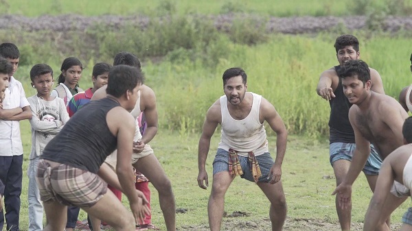 হাডুডু খেলছেন সজল।