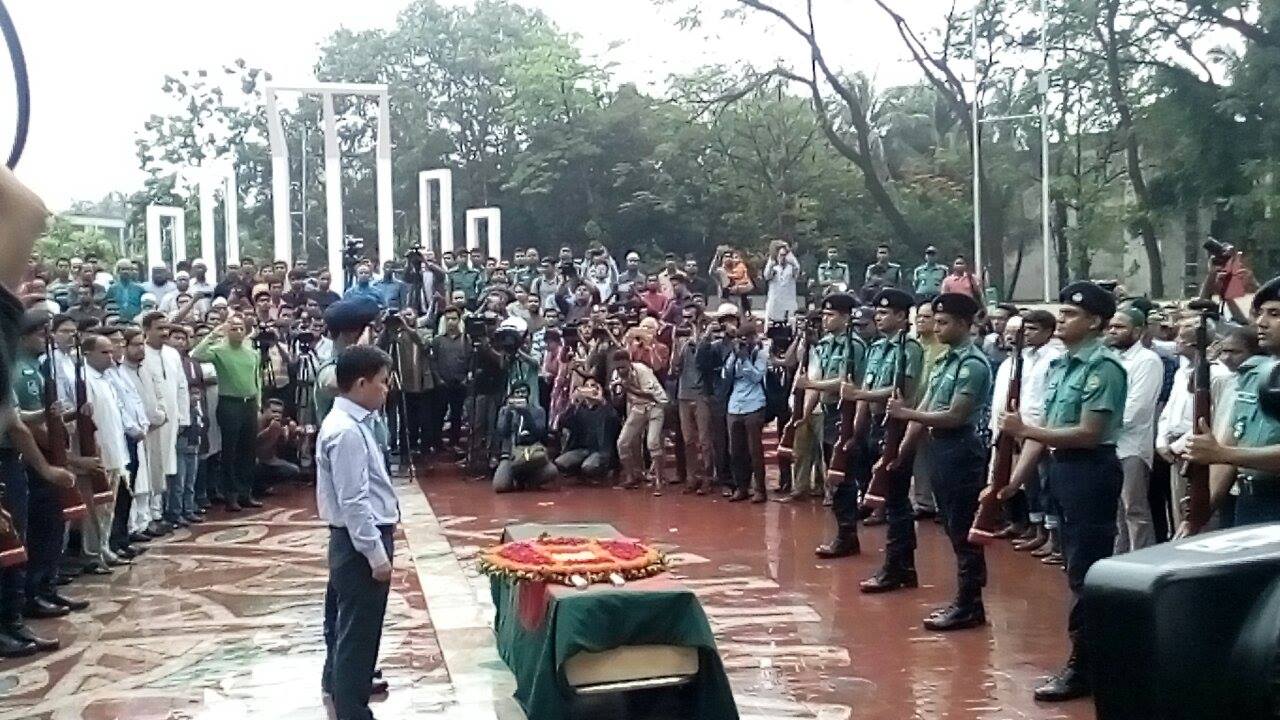 লাকি আখান্দকে রাষ্ট্রীয় সম্মান জানানো হয়