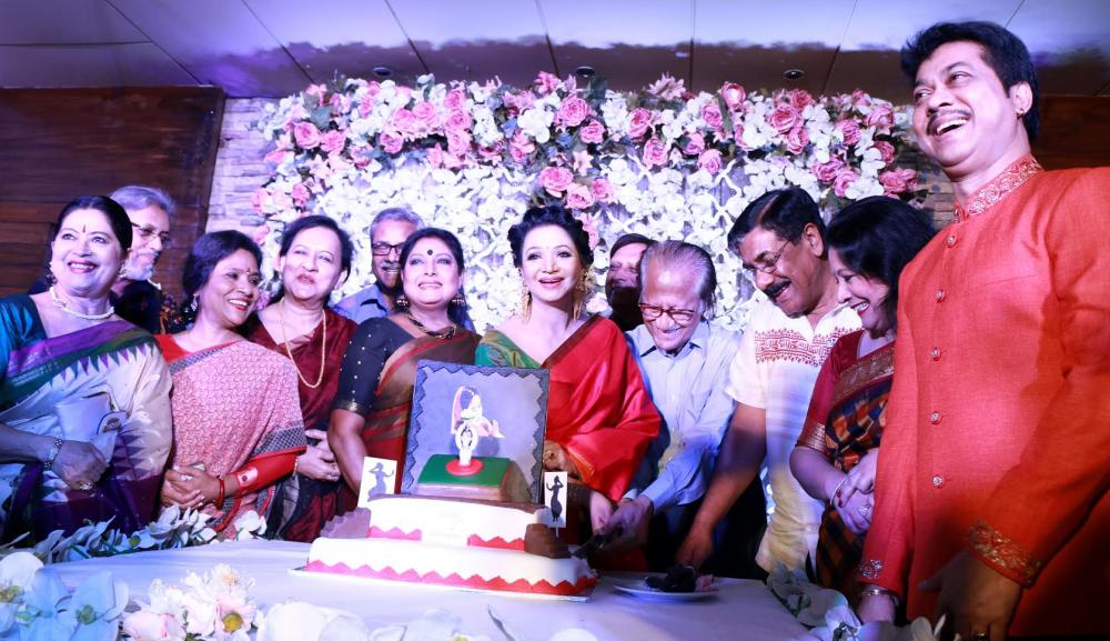 সংবর্ধনা অনুষ্ঠানে অতিথিদের সঙ্গে নিয়ে কেক কাটেন নৃত্যশিল্পী শামীম আরা নীপা
