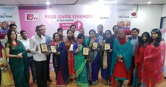 কুইজ বিজয়ীদের মাঝে অতিথিরা