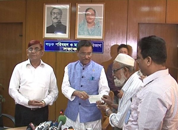 চেক নিচ্ছেন নাফিয়া গাজী সোনিয়ার বাবা
