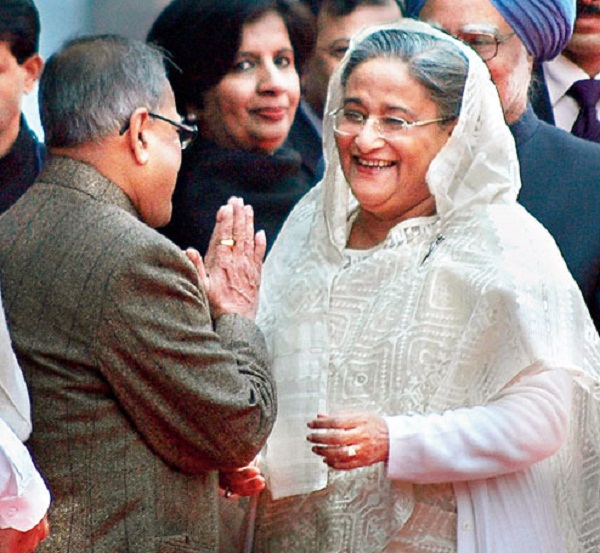 ২০১০ সালে প্রধানমন্ত্রী শেখ হাসিনাকে অভ্যর্থনা জানাচ্ছেন তৎকালীন অর্থমন্ত্রী প্রণব মুখার্জি।