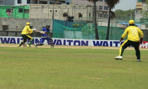 প্রিমিয়ার লিগে লিজেন্ডস অব রুপগঞ্জ ও শেখ জামাল ধানমন্ডি ক্লাবের মধ্যকার ম্যাচের একটি দৃশ্য