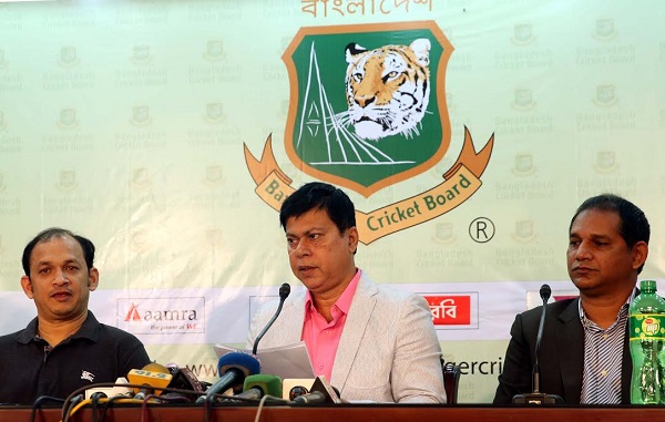 বিসিবির সম্মেলন কক্ষে বাংলাদেশ দল ঘোষণা করছেন প্রধান নির্বাচক মিনহাজুল আবেদিন নান্নু