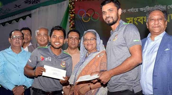 পুরস্কার নিচ্ছেন ক্রিকেটাররা