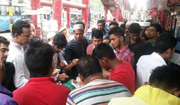 খাবারের জন্য মানুষের ভীড়