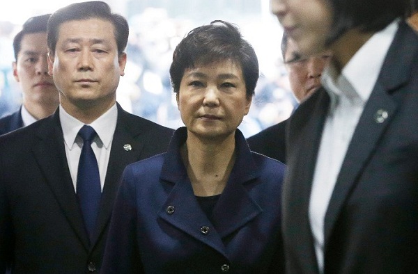 South Korea's ousted president Park Geun-Hye (C) arrives for questioning on her arrest warrant at the Seoul Central District Court in Seoul on March 30, 2017.
Park arrived at court on March 30 for a hearing to decide whether she should be arrested over the corruption and abuse of power scandal that brought her down. / AFP PHOTO / POOL / Ahn Young-joon