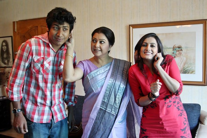 নাটকের একটি দৃশ্যে দিতির সঙ্গে রওনক হাসান ও অপর্ণা ঘোষ