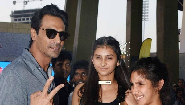 মেয়েদের সঙ্গে অর্জুন রামপাল