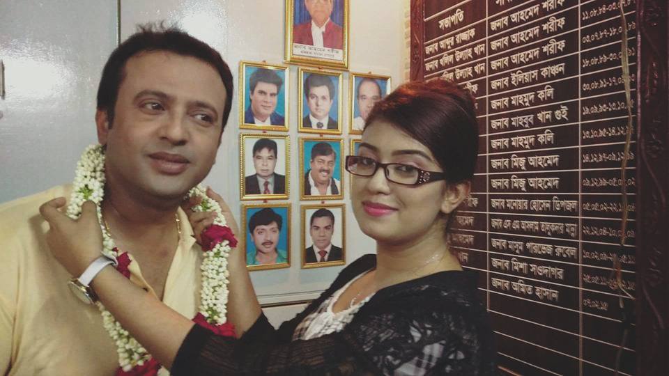রিয়াজকে অভিনন্দন জানান অমৃতা খান