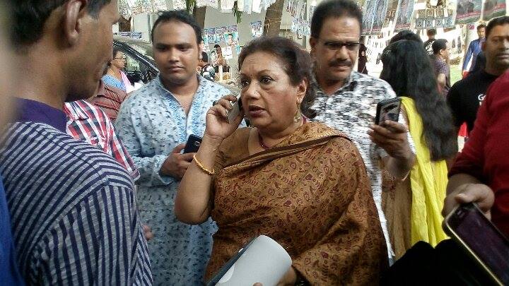 এফডিসিতে মুঠোফোন চুরি হওয়ার পর কবরী