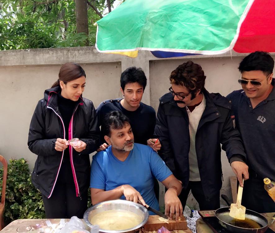 শুটিংয়ের ফাঁকে সৃজিত মুখার্জির রান্নার প্রস্তুতি। সঙ্গে মিম, প্রসেনজিৎ​, আরিয়ান আর ফেরদৌস