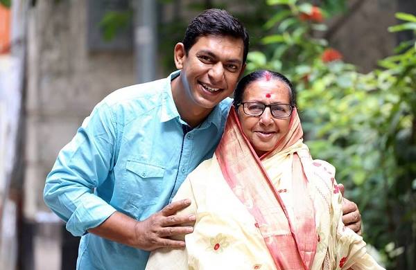 মায়ের সঙ্গে চঞ্চল চৌধুরী