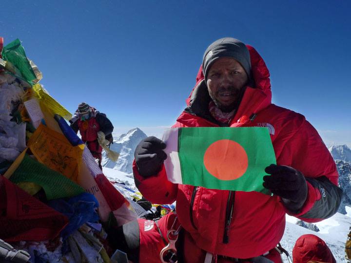 এভারেস্ট বিজয় করা পর চূড়ায় এম এ মুহিত