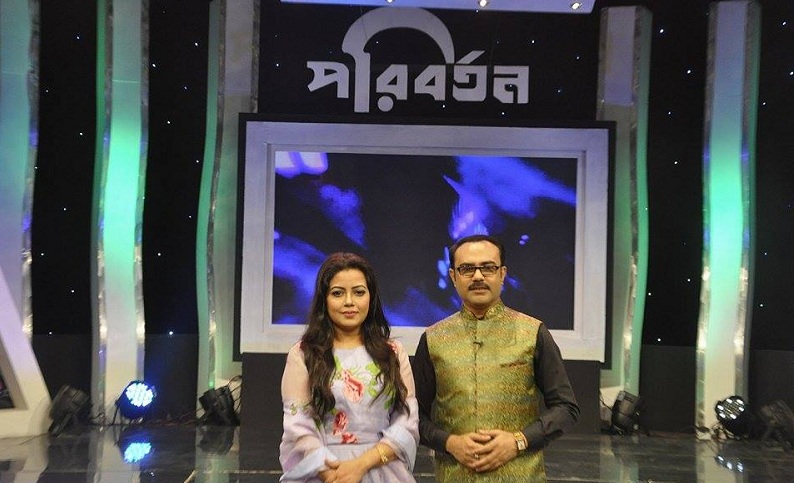 অনুষ্ঠানে গান পরিবেশনের অাগে আনজাম মাসুদের সঙ্গে কণ্ঠশিল্পী কনা