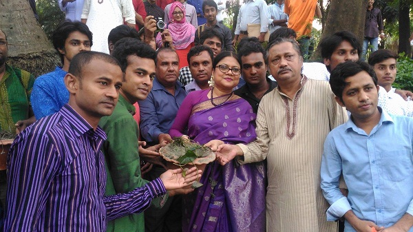 শাপলার চারা রোপণ করছেণ কনকচাঁপা।