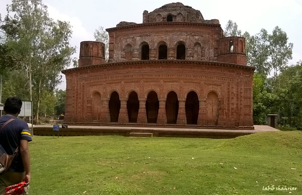 নবরত্ন মন্দির, সিরাজগঞ্জ। ছবি- লাবিব শাহরিয়ার