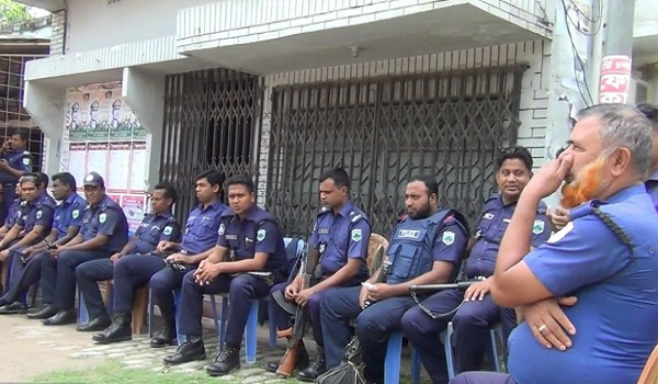 নাটোরে বিএনপি কার্যালয় ঘেরাও করে রেখেছে পুলিশ